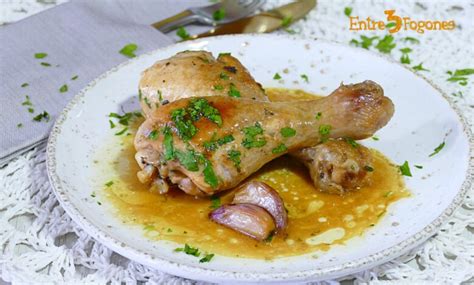 Ingredientes frescos para jamoncitos de pollo con verduras