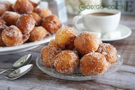 Buñuelos de viento tradicionales espolvoreados con azúcar