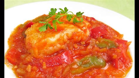 Plato de bacalao con tomate y pimientos