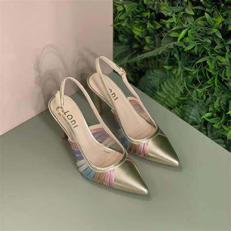 Zapatos de fiesta color salmón con detalles metalizados.