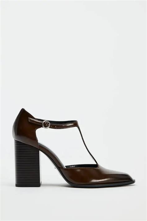 Ejemplos de zapatos con tacón ancho estilo Mary Jane.