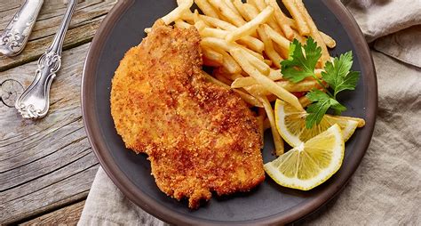 Chuletas de cerdo empanadas doradas