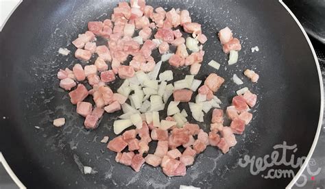 Chorizo, bacon y cebolla sofriéndose juntos en una sartén