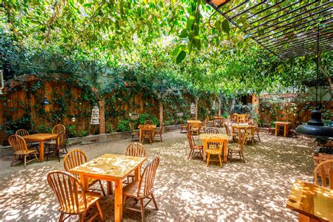 Restaurante Mama Arepa con mesas al aire libre y vista al mar
