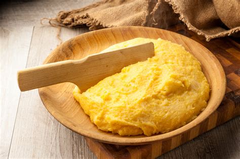 Proceso de cocción de las tortitas de polenta en una plancha