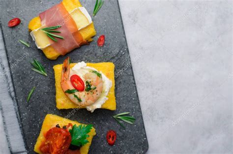 Bocaditos de polenta con diferentes toppings