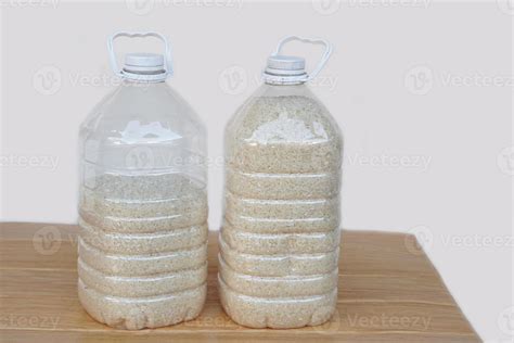 Botella de vinagre de arroz con granos de arroz