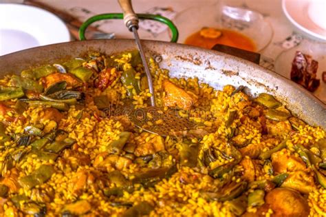 Paella terminada y lista para servir
