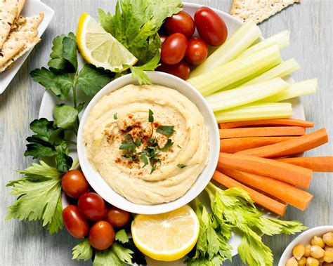 Hummus de lentejas servido con crudités y pan de pita