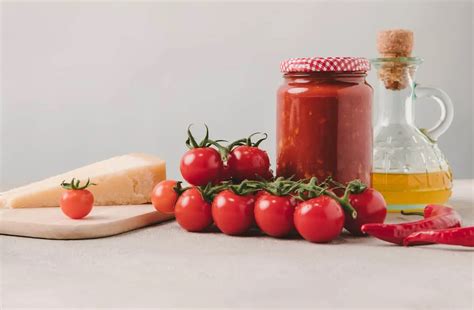 Ingredientes para dar sabor a las conservas de tomate