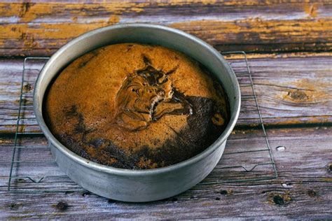 Bizcocho panadero recién horneado y enfriándose en rejilla