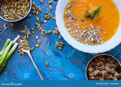 Plato de puré de calabaza y castañas decorado con semillas