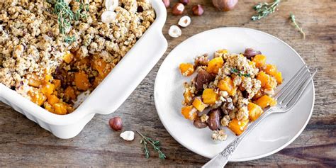 Ingredientes para un crumble de calabaza y castañas sobre una mesa rústica