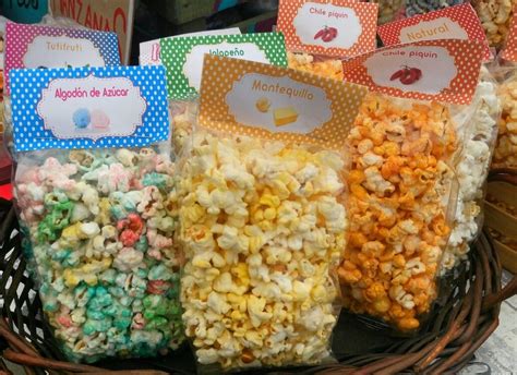 Palomitas de maíz con diferentes sabores y colores