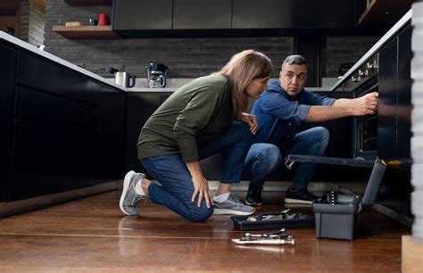 Persona leyendo las condiciones de garantía de un electrodoméstico
