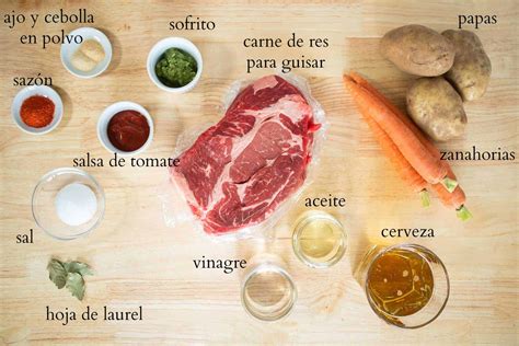 Ingredientes frescos para carne guisada