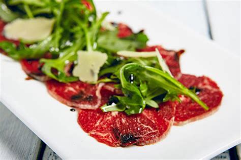 Carpaccio de ternera con parmesano y rúcula