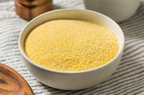 Granos de polenta seca