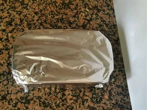 Cocina cubierta con papel de aluminio antes de freír