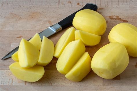 Patatas cortadas remojándose en agua fría