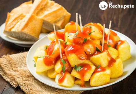 plato de patatas bravas con espuma de mahonesa