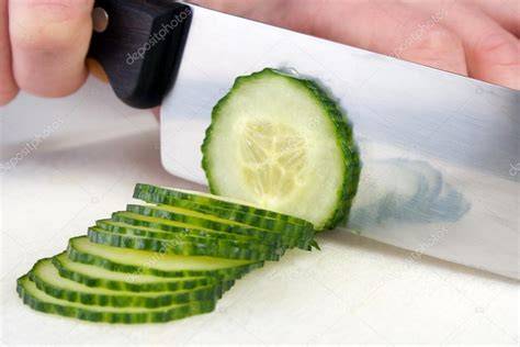 Corte de pepino para cocinar
