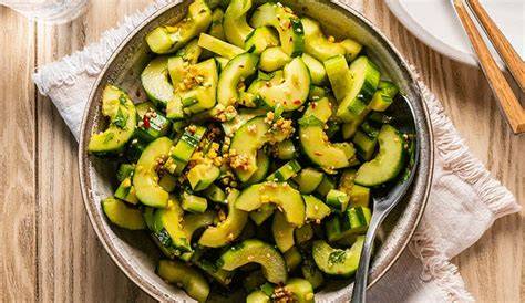 Salteado de pepino con ajo y jengibre