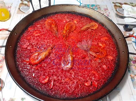 Paella de carabineros servida en una paellera