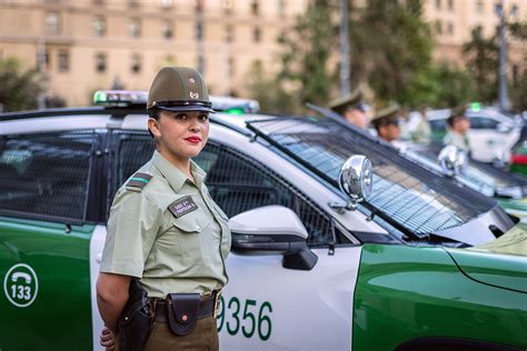 Primer plano de un carabinero cocido en la paella
