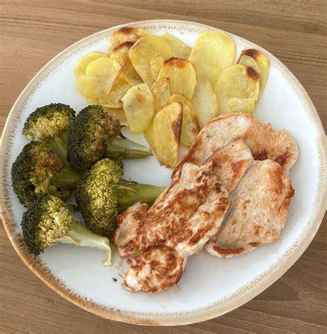Plato de brócoli a la plancha con jamón y cebolla