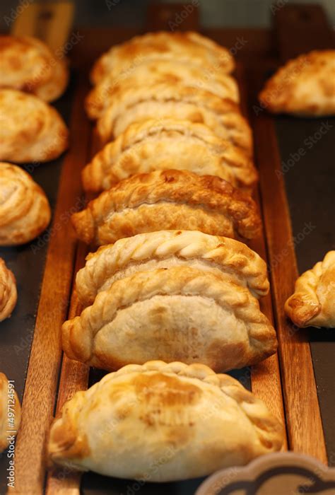 Bandeja repleta de empanadas santiagueñas recién horneadas