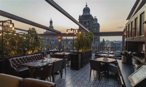 Terraza de restaurante con vistas a monumentos históricos
