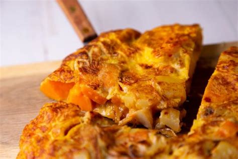 Tortilla de boniato recién hecha en sartén