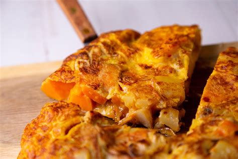 Tortilla de boniato servida en un plato