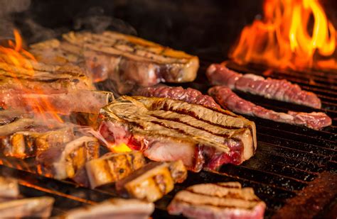 Parrilla argentina con diferentes tipos de carne