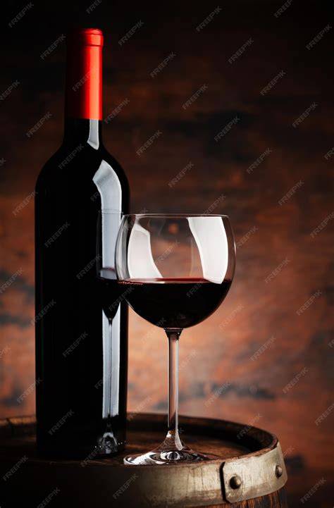 Botella de vino Malbec y copa de vino