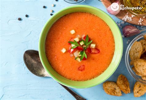 Plato de gazpacho en un cuenco decorado con verduras picadas