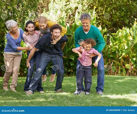 Familia disfrutando de gazpacho en un día soleado