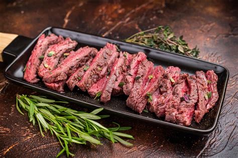Entraña de ternera cocinándose a la parrilla
