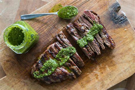 Plato de entraña de ternera con chimichurri