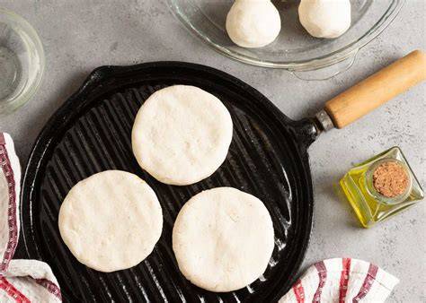 Masa de arepa siendo formada en bolas.