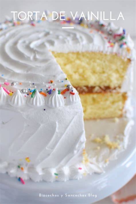 Torta de vainilla terminada y decorada