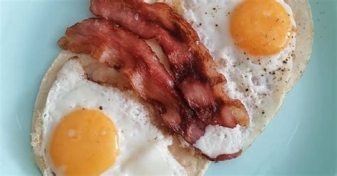 Plato de desayuno con tocino y huevos