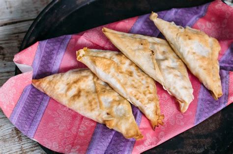 Samosas de lentejas y coliflor recién hechas
