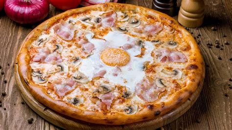 Pizza carbonara lista para comer