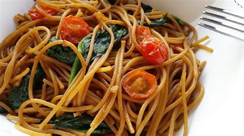 Espaguetis integrales con tomates cherry asados