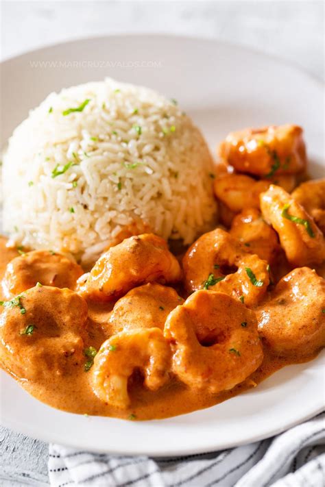 Sugerencias de acompañamiento para camarones al chipotle: arroz, pan, ensalada