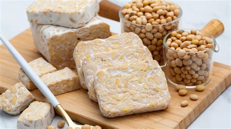 Tempeh y cereales en un bol, listos para mezclar