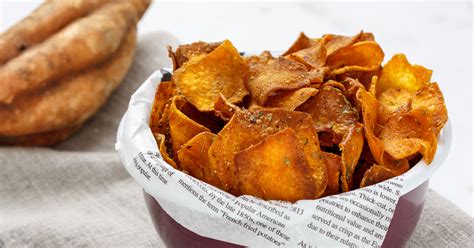 Chips de boniato caseros y una hamburguesa vegana servida