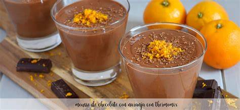 Ingredientes frescos para mousse de chocolate y naranja
